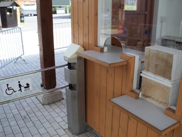 The entrance gate has a width of 90cm andan automatically opening barrier. This entrance overcomes the turnstiles and there is a lowered operation window.