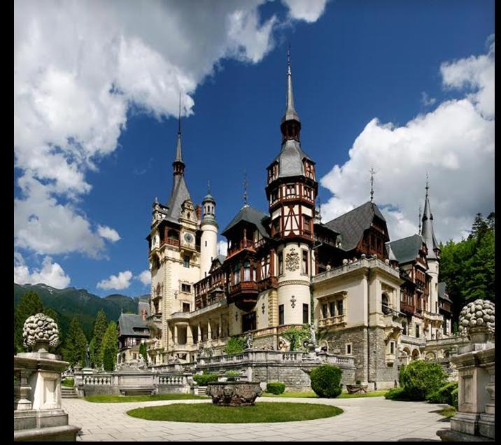 Peleș and Pelișor Castles Located in Sinaia (44 km from Brasov and 122 km from Bucharest), Peles Castle is one of Romania s most important museums since it was the final resting place for several