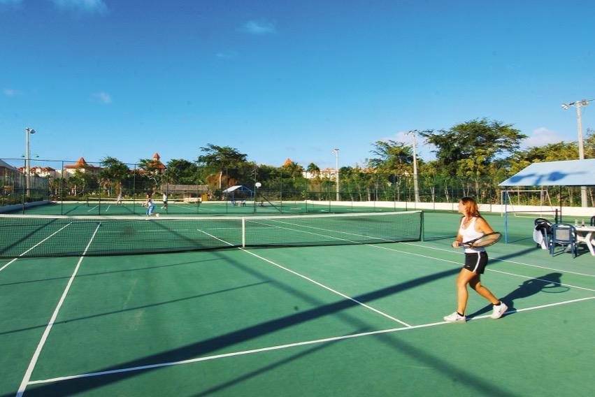 Sports LAND SPORTS Mini soccer field, rock climbing wall, trapeze, bocha, badminton, aerobics, table tennis and other games, as well as three tennis courts with