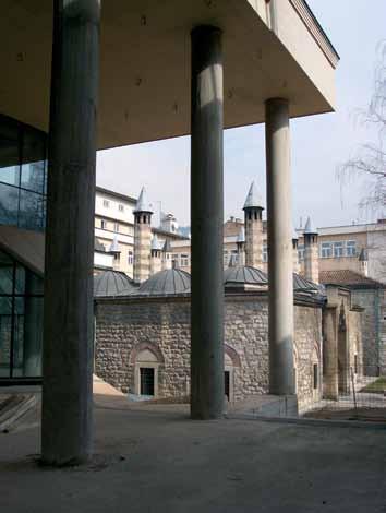 Slika 5: Pogled na najznačajniju povijesnu građevinu Baščaršije, višeprostornu potkupolnu Begovu džamiju i novoizgrađenu Gazi Husrev-begovu biblioteku (2008., arh.