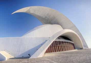 obdajajočo pokrajino (na primer operna hiša Auditorio de Tenerife v tenerifskem glavnem mestu Santa Cruz, delo arhitekta Santiaga Calatrave).