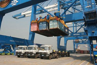 Mawan s Triple-Lift Gantries China Merchants new Mawan Container Terminal at Shenzhen is the first port in the world that installed a new type of triplelifting gantry crane.