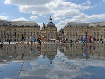 - Page 13 - M) The Miroir d'eau The Miroir d'eau (Water Mirror) or Miroir des Quais (Quay Mirror) in Bordeaux is the world's largest reflecting pool, covering 3,450 square metres.