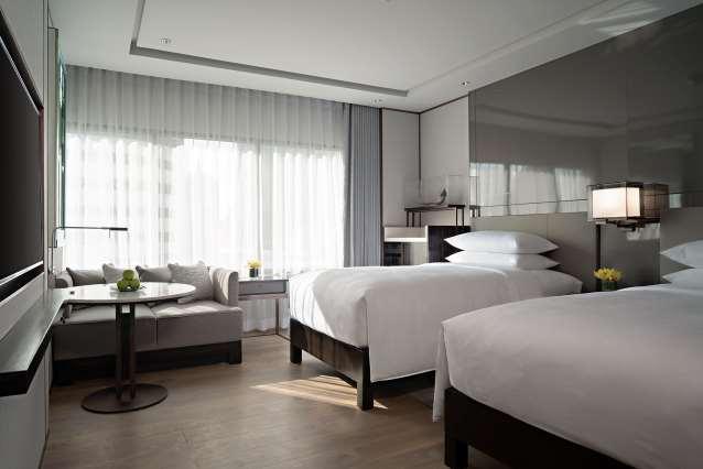 DELUXE ROOM 151 Rooms Our 33 sq. meter /355 sq. foot Deluxe Rooms offer warmth to your stay with a modern wood design and spacious work space.