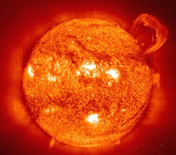možnost za planet, ki bi omogočal življenje, zelo zmanjša. Sonce ima nekaj prav posebnih značilnosti: Sonce je samska zvezda. Veliko zvezd ima enega ali več spremljevalcev, imenujemo jih sozvezde.