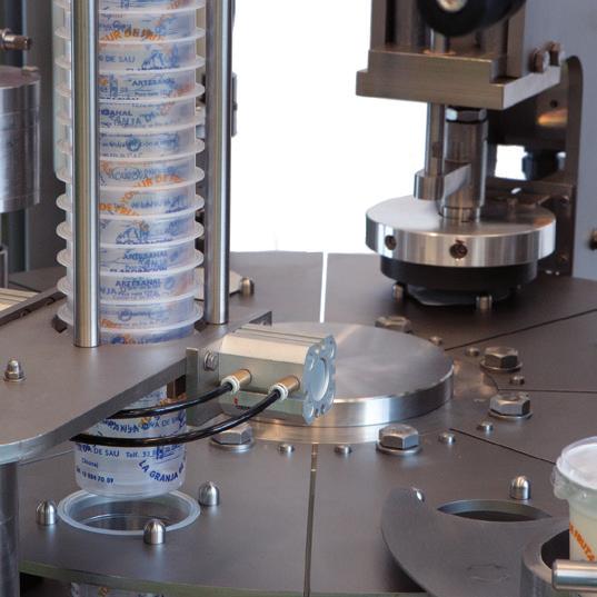 Machine automatique pour le remplissage et la fermeture d emballages rigides empilables, avec thermo scellage, en partant de couvercle pré-coupé ou bobine de film continu.