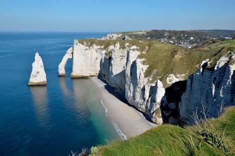 9.30am: Etretat Étretat is best known for its cliffs, including three natural arches and the pointed "needle".