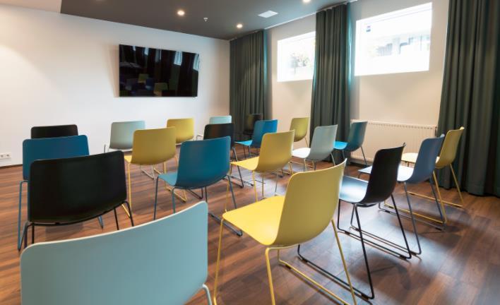 CENTERHOTEL MIÐGARÐUR GARÐUR Garður is a bright and well designed meeting room. It is located on the ground floor equipped with all the latest technology for modern meetings.