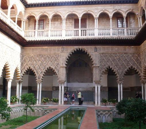 Accompanied by the typical color of the wall plinths and the smell of orange blossom makes this walk one not to be missed for visitors to Seville. Continue your visit with the Plaza de España.