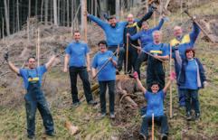 129/130 20 okolje gozdove Slovenije odločila, da gozdu pomaga z umetno obnovo in prizadete površine pogozdi z listavci.