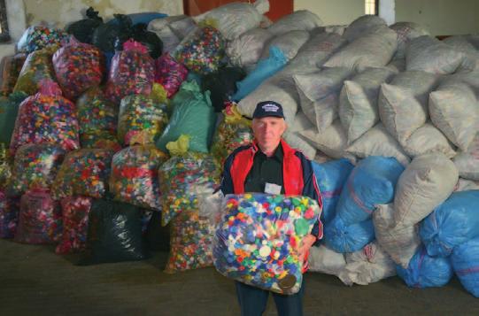 129/130 52 okolje Humanitarni zbiratelj zamaškov Gospod Zamašek ne počiva, zbral jih je že več kot 40 ton Doslej je zbral že več kot 40 ton plastičnih zamaškov.
