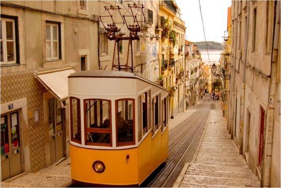 Portugal, Spain and Douro River cruise Exploring intimate villages and sampling local wines on board the Spirit of Chartwell October 18 November 1, 2019 Lisbon, land of Explorers Douro River cruise