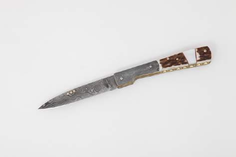 To Order Call: 1300 650 656 Page 21 Damascus Curved 90mm / 3 1/2" Curved Blade Folding Knife + sheath Packaging: Boxed (see page 22) Code: