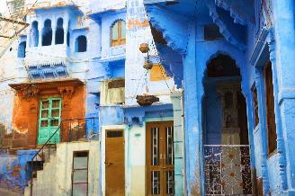 Then, make a stop at the spellbinding Hawa Mahal or Palace of the Winds (photo stop) and the famous Johari bazaar famous for its jewels and saris, the Tripolia bazaar with bronzes, sculptures and