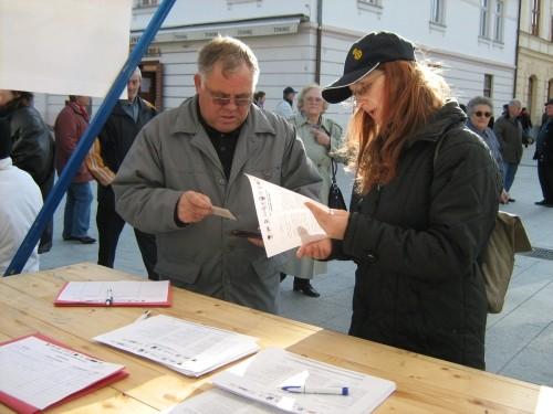 29.3. akcija na Trgu Republike, potpisivanje peticije za projekt "Odgovor civilnog društva na korupciju" mreže udruga za borbu protiv korupcije BURA I u 2008.