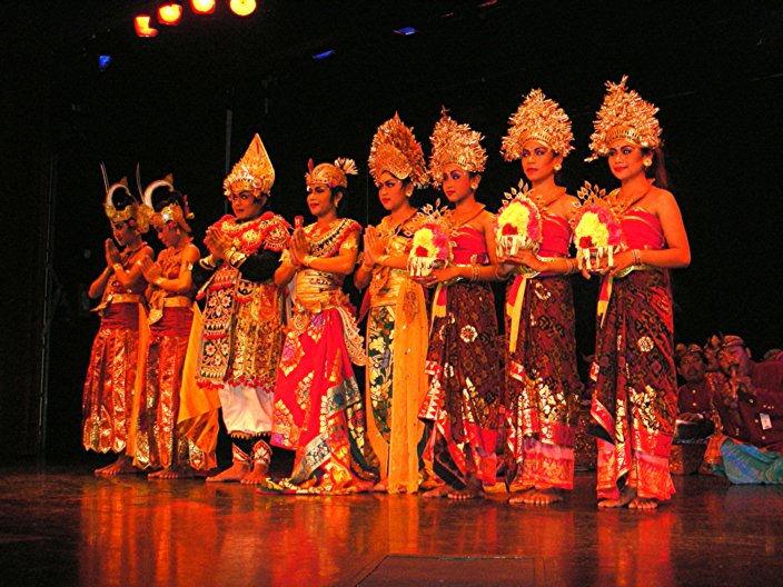 We enjoyed seeing the Balinese dancing style and strikingly colorful costumes.