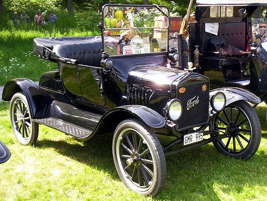 In 1926 the major changes included: lengthening the car body and hood; larger tires for a softer ride; a new factory produced pickup truck and introduction of a single one-piece windshield.