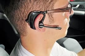ostalih udeležencev v prometu zaradi telefonskega klica ali sms sporočila. (https://www.wiz.si). Slika 21: Uporaba slušalke Bluetooth (Vir: http://www.plantronics.