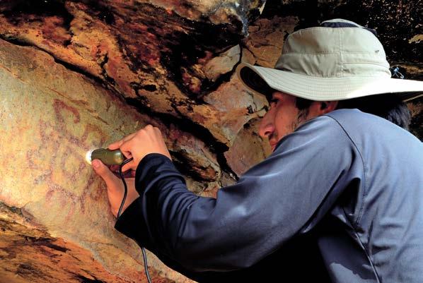 Researchers identified rocky layers in which red pictograms are found on the roof and walls of the stratum.