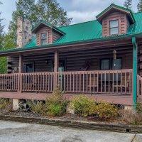 Fireflies & Moonshine Cabin is a roomy, comfortable, luxurious log cabin and family friendly spot with flat