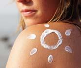 Gjithashtu, femrat duhet ta aplikojnë kremin edhe sipër make-up, që të sigurojnë një mbrojtje të mirë ndaj rrezeve UV. KREMI I VJETËR Kremi anti-diell ka një datë skadence.