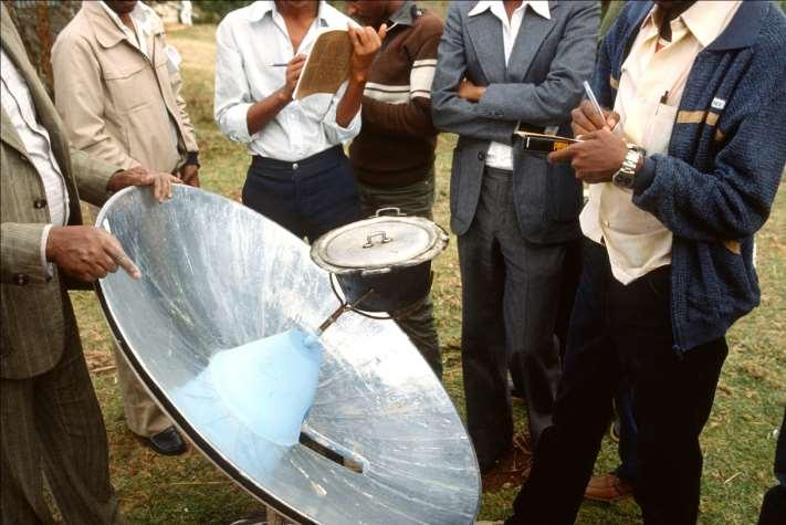 Round parabolic solar grill made from gypsum