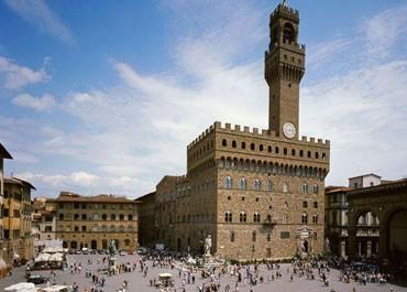 buildings and shops. Sightseeing to Piazza della Signoria and Palazzo Vecchio - town hall of the city.