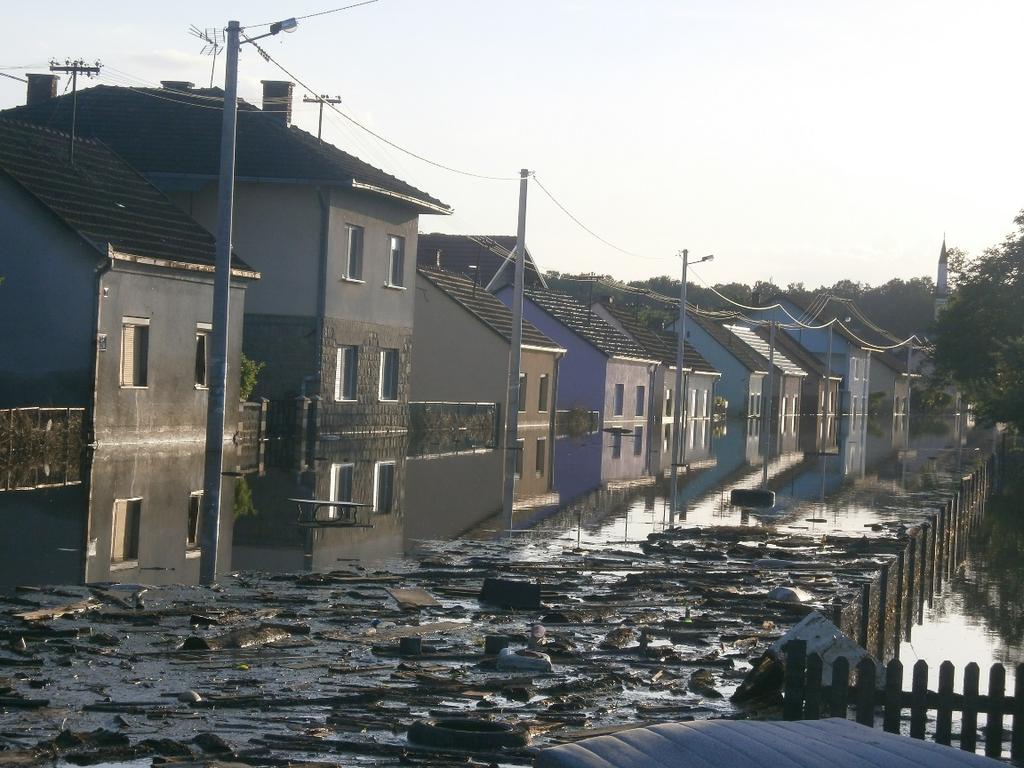 U poplavi je uništena/oštećena gospodarska infrastruktura (struja, voda, ceste, komunikacije) i uništena poljoprivredna dobra. Vodni val u svibnju 2014.