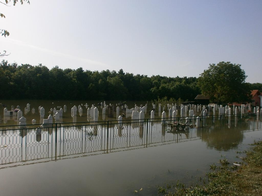 svibnja Sava je nadvisila nasip za oko 1,5m, a u popodnevnim satima došlo je do puknuća nasipa na dvije lokacije, Rajevo Selo i Račinovci.
