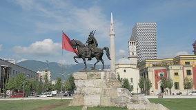 25 pagi (waktu tempatan). Disambut pemandu pelancong dan memulakan kembara ke bandar Tirana iaitu ibu negara Albania.
