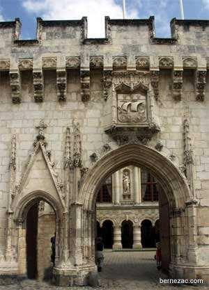 Its rectangular courtyard is surrounded by a gothic wall, defended by a round way