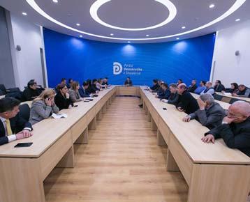 Mësohet se gjatë mbledhjes së Kolegjit të Kryetarëve dhe më pas kryesisë së PD-së, kreu Lulzim Basha ka urdhëruar përgatitjen e strukturave të partisë në mbarë vendin për të mbledhur sa më shumë