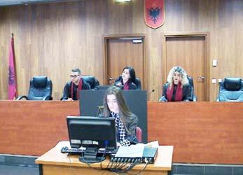 Këtë të martë, nën udhëheqjen e pedagogut dhe avokatit të njohur Saimir Vishaj, studentët e vitit të tretë në Fakultetin e Drejtësisë kanë qenë të pranishëm në ambientet e Gjykatës së Krimeve të
