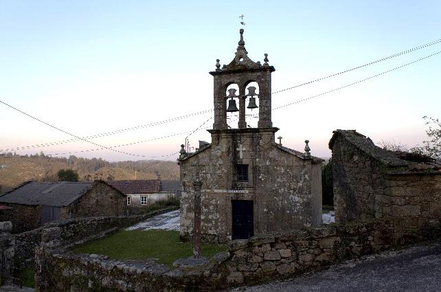 2017 Resumo O conxunto parroquial de San Xoán de Fecha, situado no limite norte da parroquia de Santiago de Compostela, no lugar de A Igrexa, é un claro exemplo de arquitectura relixiosa rural.