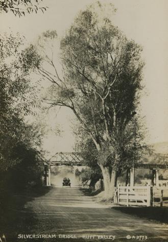 Eastern Hutt Road (Reference UH City Recollect website Eastern Hutt Road Murray Maxwell collection A3773 by Aldersley) Eastern Hutt Road was named as it was the road situated on the eastern side of