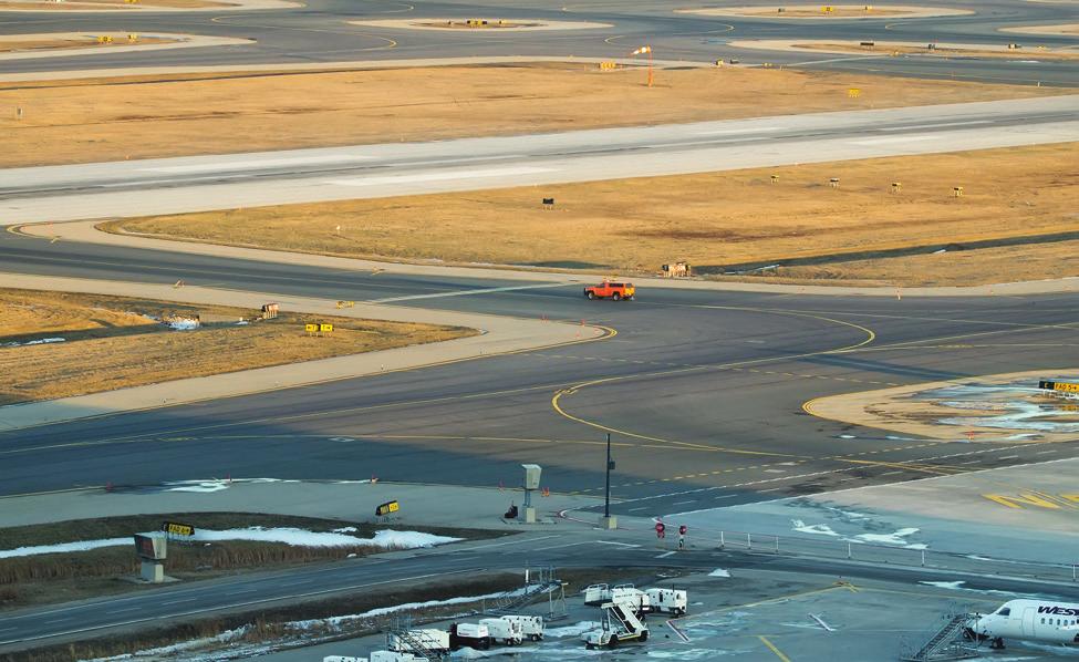 Communication Failure/Flashing of Runway Lights If you lose radio communications, at an airport with a control tower, position your vehicle facing the tower and stop.