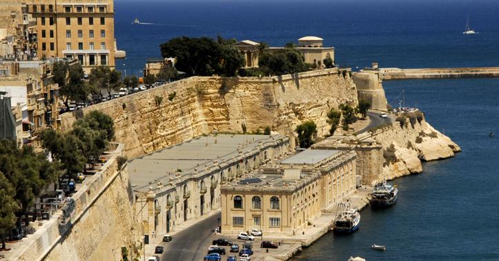 Historically, Malta s noble families have lived here throughout the centuries and still do today. Here you can see impressive palaces lining the narrow streets.