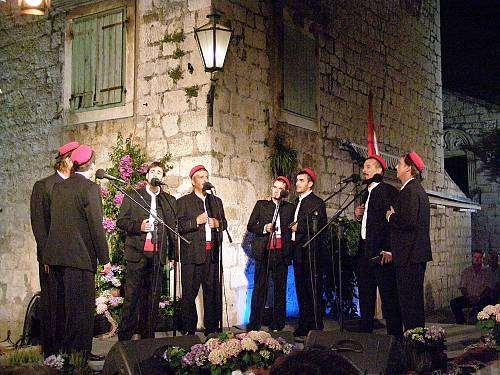 Klapa multipart singing of Dalmatia Klapa singing is a multipart singing tradition of the southern Croatian regions of Dalmatia.