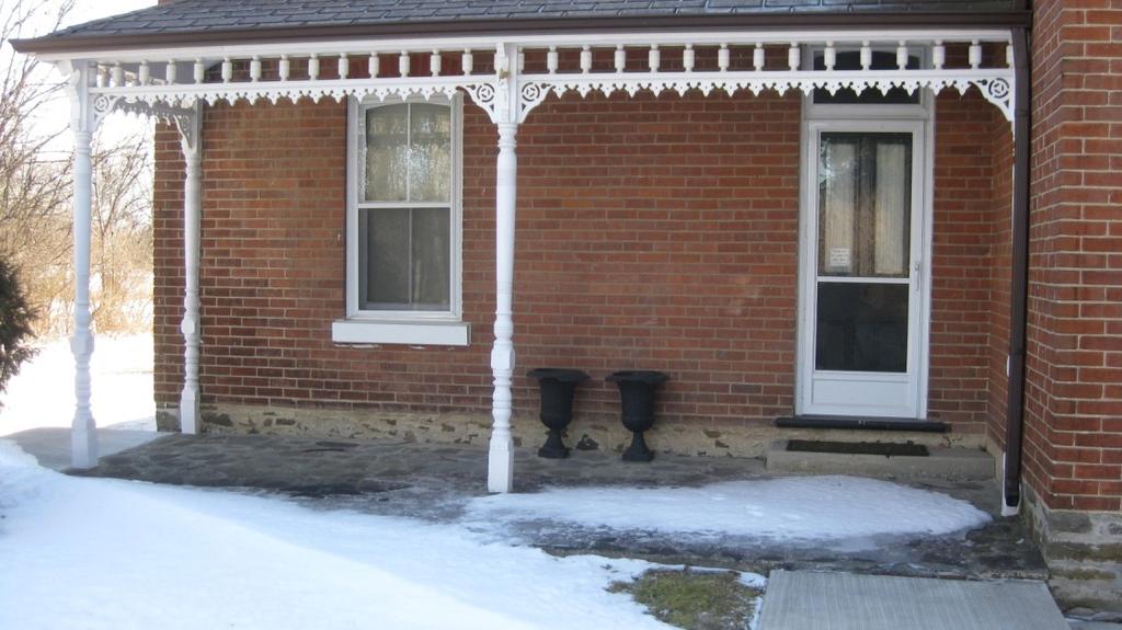 L 3-18 Figure 11: Front porch with stout spindles in