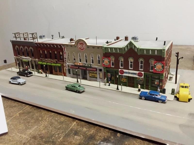 The Pie Card Page 3 NOVEMBER CONTEST WINNER Photos and captions by Fred Soward Left: Bob Kuchler s N-Scale Main Street diorama