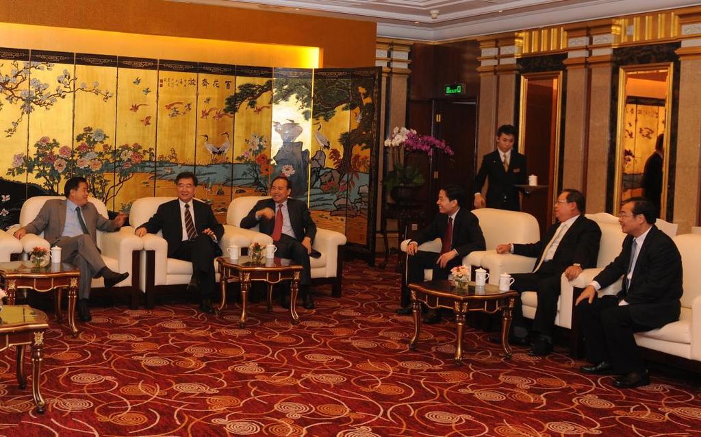 Photo 1: Secretary Wang Yang, Governor Huang Huahua and other government officials met Dr.