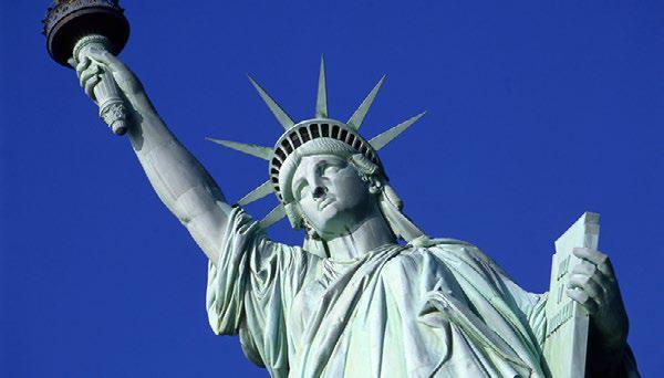30 velkejablko.eu TURISTICKÉ ATRAKCIE STATUE OF LIBERTY Socha Slobody je najznámejším symbolom slobody a demokracie vo svete.vysoká socha stojí na Liberty Island,a bdie nad New York Harbour.