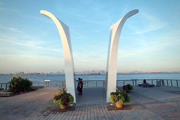72 velkejablko.eu STREET ART STATEN ISLAND SEPTEMBER 11 MEMORIAL Udalosti z 11. septembra sa nachádzajú na Manhattane, ale Staten Island dal postaviť vlastný pamätník na túto tragickú udalosť.