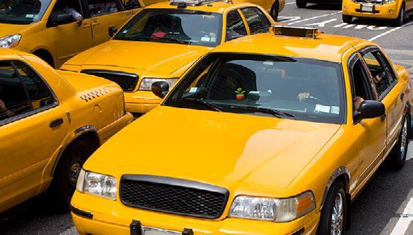 9 velkejablko.eu TRANSPORT TAXI Oficiálny NYC žltý taxík vypočítava cestovné na základe vzdialenosti a času,plus mýto,a používa taxameter.