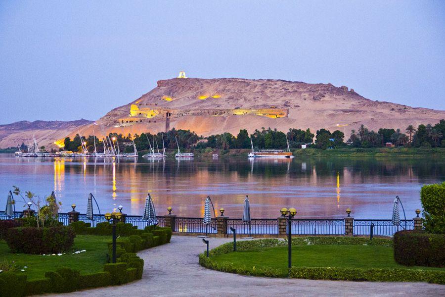 ASWAN HELNAN ASWAN HOTEL On the banks of the River Nile, the four star Helnan Hotel in Aswan has lovely views and is well located in the centre of the city.