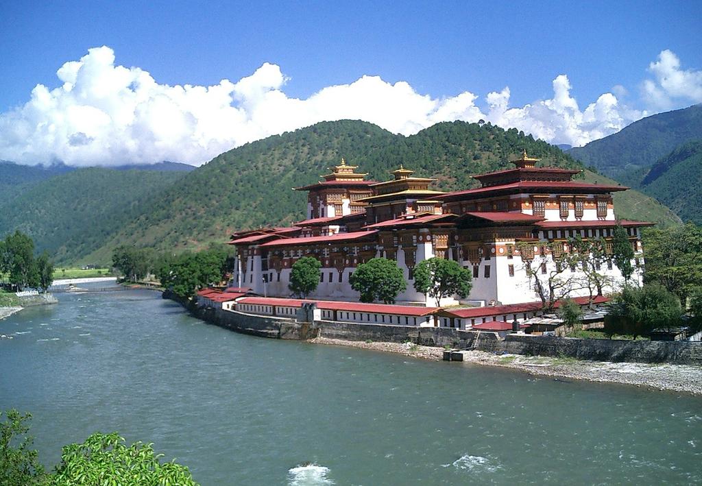 DAY 5: THIMPHU - PUNAKHA This morning you will drive out of the valley and up to the scenic Dochu La Pass, where you can stop for a drink and enjoy the panoramic vistas of the Himalayas.