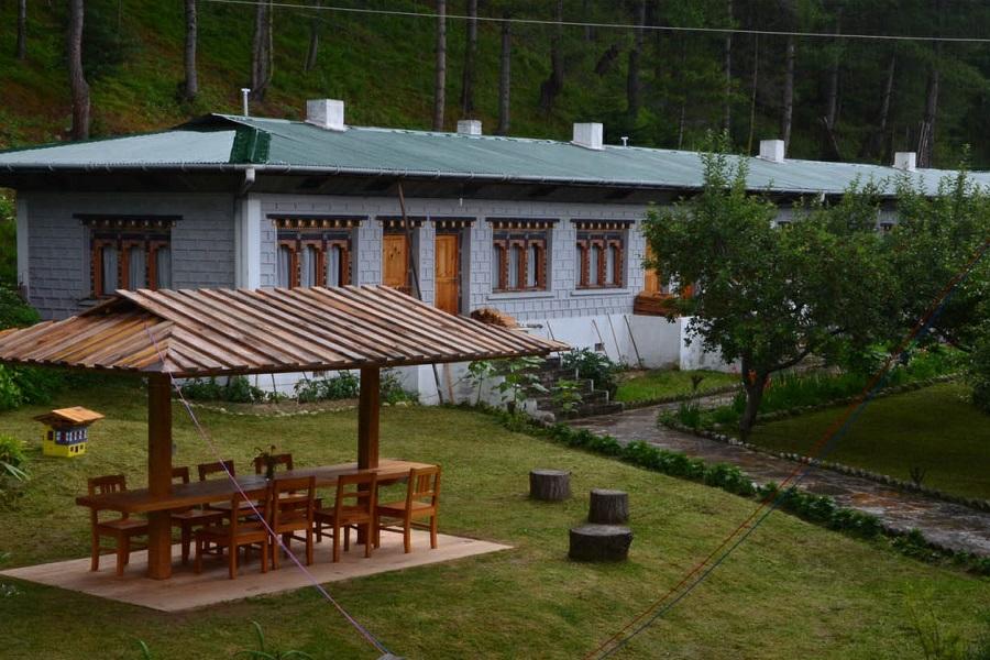 ACCOMMODATION BUMTHANG RINCHENLING LODGE A family run hotel, located just three kilometres from Chamkhar town, the 38 room Rinchen Ling offers guests a choice of spacious bedrooms, en suite bathrooms