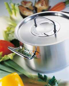 The thickness of the walls and the height of the pot distinguish a cheap pot from a superior one. competitor Fissler A cross-section of the base reveals the true quality.