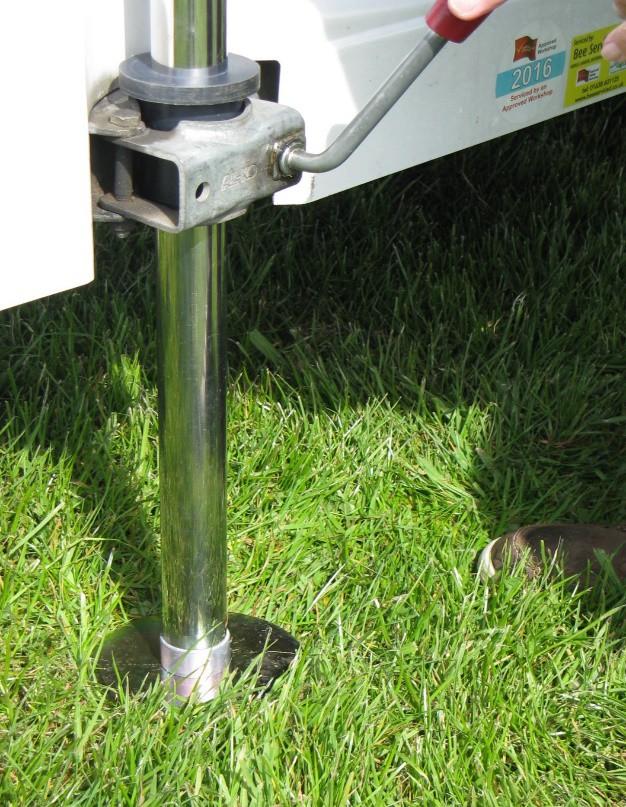 Swing pole with WG into vertical position, fit the lower pole over the ground spike, adjust the nylon bush and tighten the
