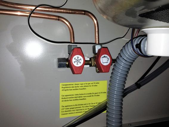 Remember to cut the gas supply when the refrigerator is no longer running on gas Gasburners The kitchen has three burners that function in the following manner: Open the gas supply tap.